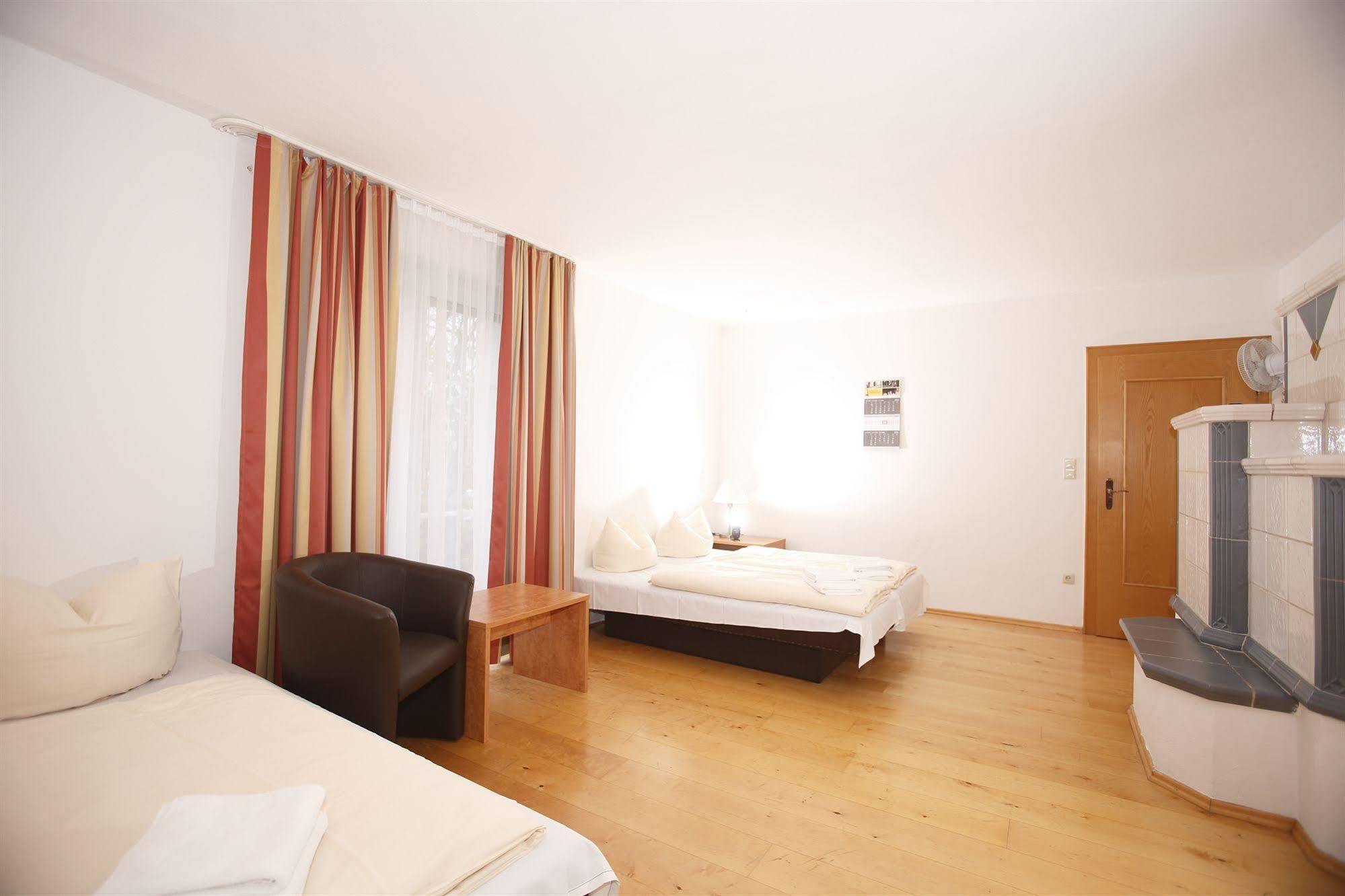 Hotelpension Zum Gockl Allershausen Buitenkant foto